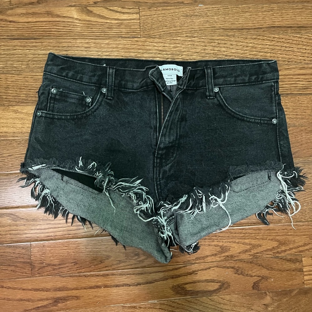 Black-washed short shorts medium